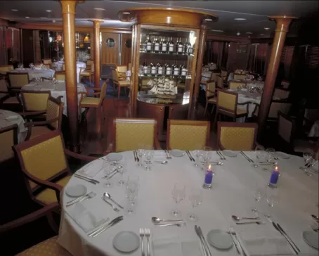 Le Ponant dining room
