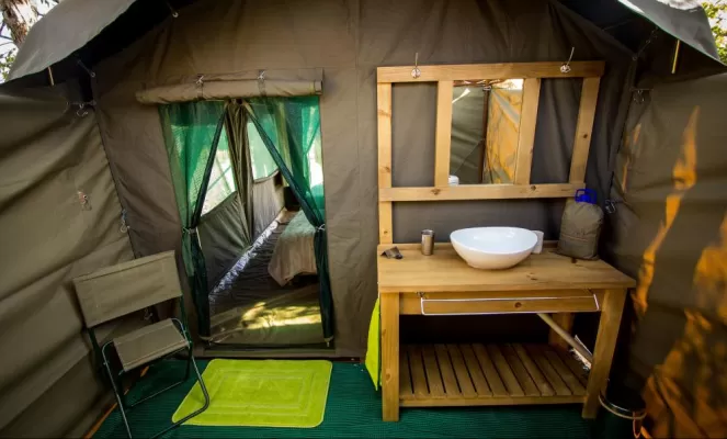 The no-fuss outdoor bathroom at your //Huab tent
