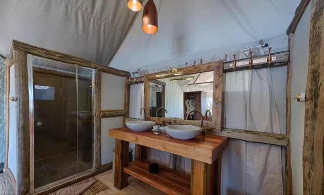 Indoor/Outdoor bathroom at Tubu Tree Camp