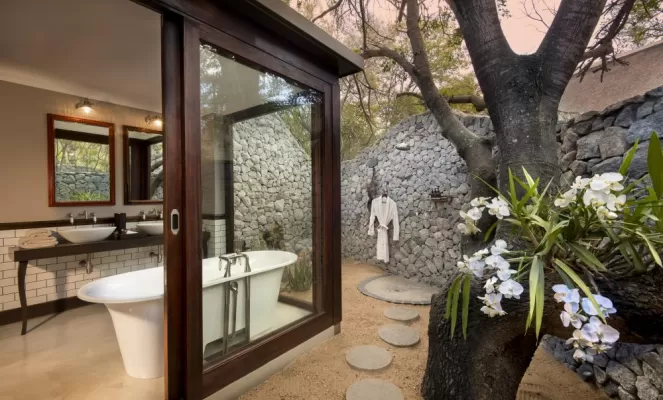 Ensuite, indoor/outdoor bathrooms at Ngala