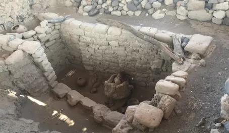 Open grave cemetery in Nazca