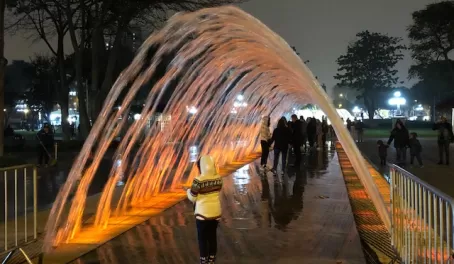 We ended up going to the Magic Water Circuit in Lima - a large park with 13 cybernetic fountains that are supported by the latest technology, where music, water, sound and laser light are mixed.