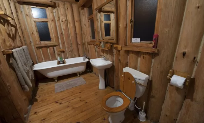 Spacious, rustic bathroom at Chelinda Lodge