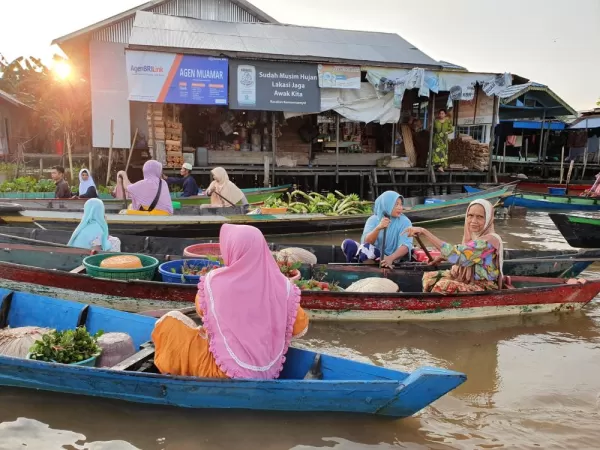 Get close to the action at the famed Lok Baintan Floating Market.