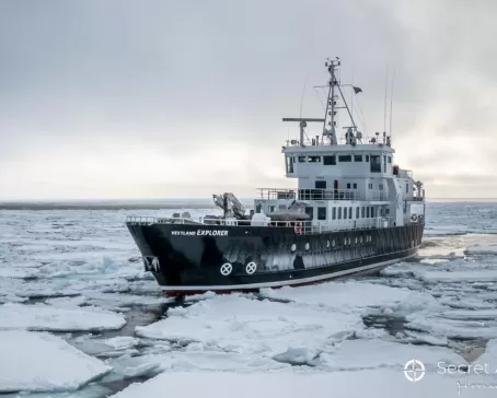 MV EXPLORER Cruising in ice