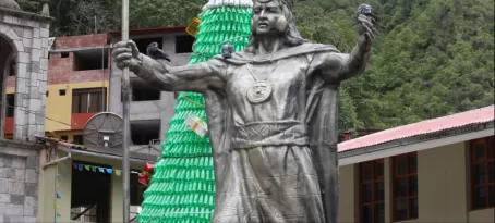 Statue in Steps of Aguas Calientes