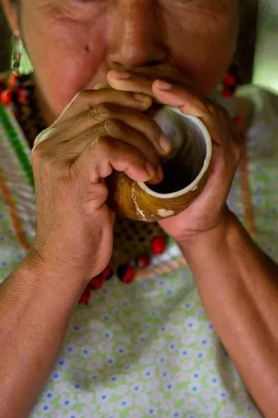 Mamakuna playing the shell of charapa