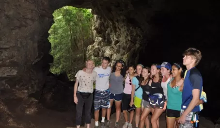 A student group enters the Rio Frio cave