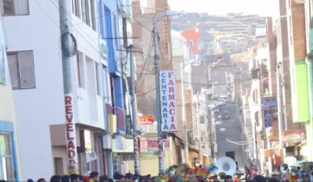 Impromptu street parade in Puno