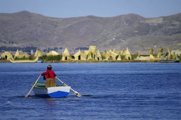 Local Peruvian rows towards shore on Lake Titicaca
