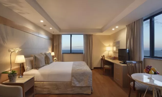 Stay in a spacious and luxurious suite at Windsor Atlantica