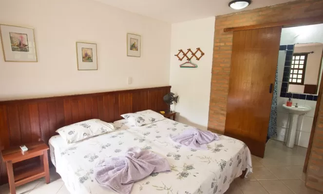 A spacious and modern suite at Pousada Canto no Bosque