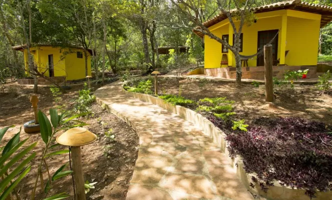 The walkway to the cottages at Pousada Canto no Bosque