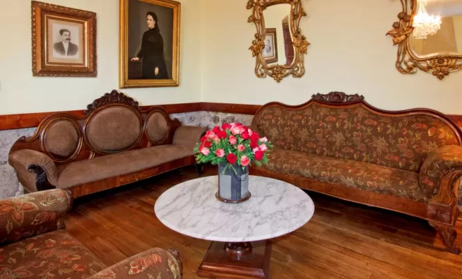 La Cienega's decor reflects its historical past