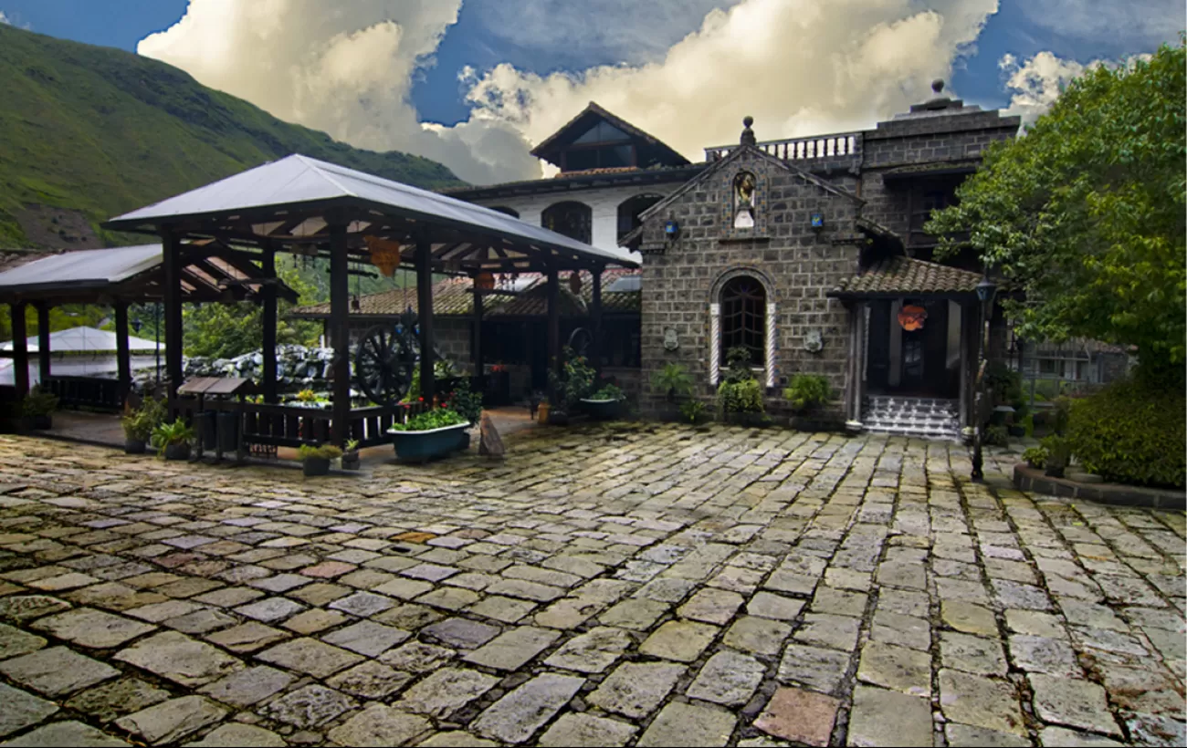 The beatiful exterior and grounds at Samari Spa Resort