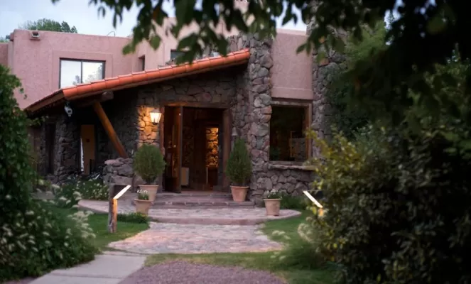 The entry of the Lares de Chacras Hotel.