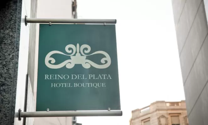 The sign of the Reino del Plata Hotel Boutique.
