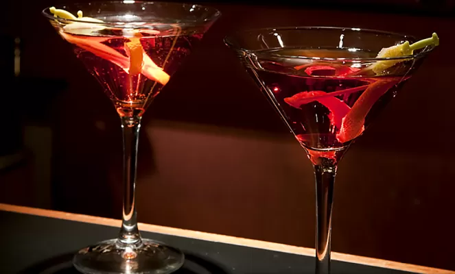 Enjoy a delicious martini in the hotel bar.