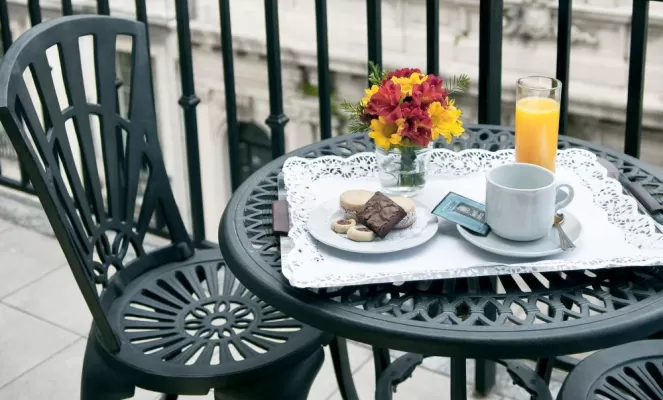 Enjoy delicious tea and cakes while enjoying the view on the balcony.