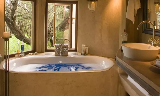 Image of one of the luxurious bathrooms at the Okonjima Bush Camp