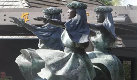 Hula dancers statue