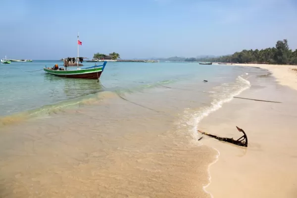 Boat arriving to Ngapali Beach